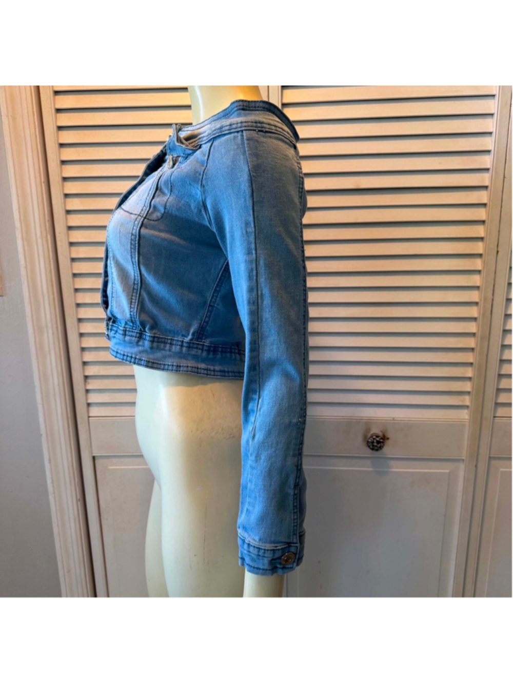 Juniors Blue Topic Light Blue Off Shoulder Cropped Jean Jacket M - Picture 2 of 9